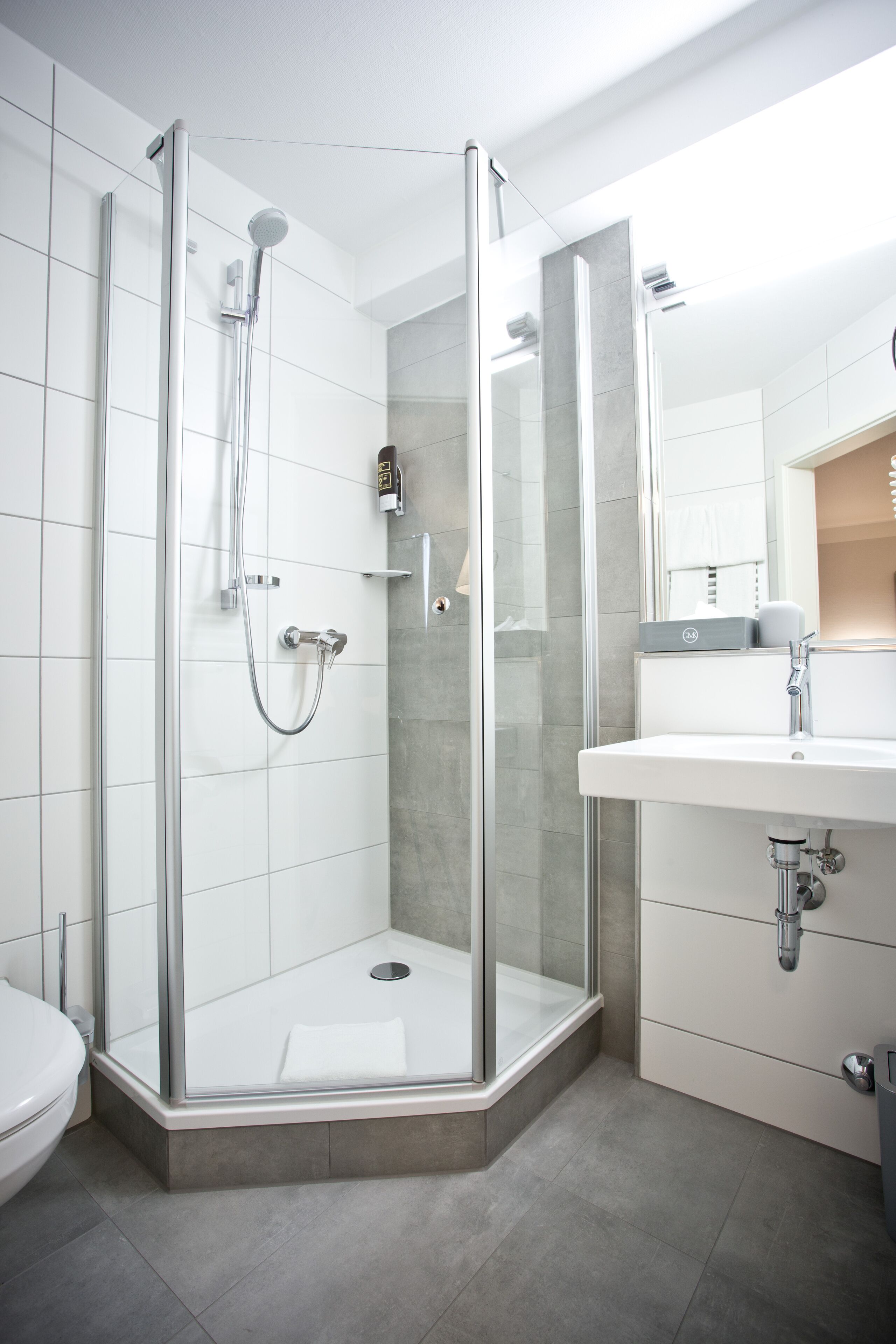 double room | bathroom | shower, free toiletries, hair dryer, towels