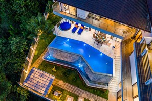 Piscine à débordement