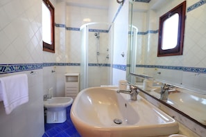 Villa Panoramique, 3 chambres | Salle de bain | Baignoire et douche séparées, douche à « effet pluie », sèche-cheveux