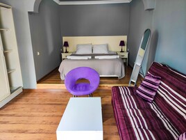 Cortinas blackout, tabla de planchar con plancha y wifi gratis 