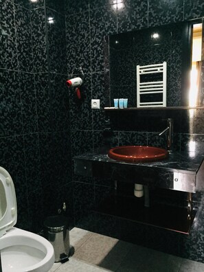 Basic Suite | Bathroom | Shower, free toiletries, hair dryer - OLD CITY Boutique Hotel (Batumi)