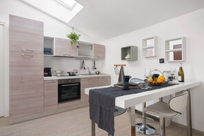 Departamento básico, 1 habitación | Cocina privada | Refrigerador con congelador, microondas, horno y parrilla de estufa