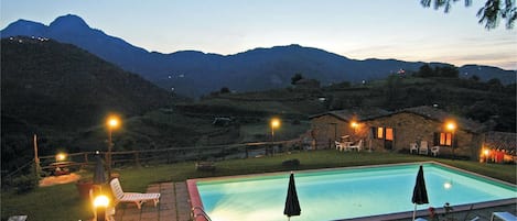 Una piscina al aire libre de temporada, sombrillas, tumbonas