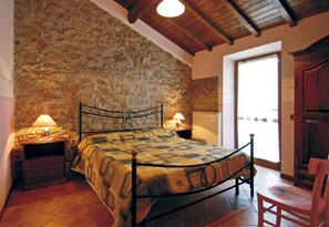 Individually decorated, individually furnished, free WiFi, bed sheets - Agriturismo Summer (Gallicano)