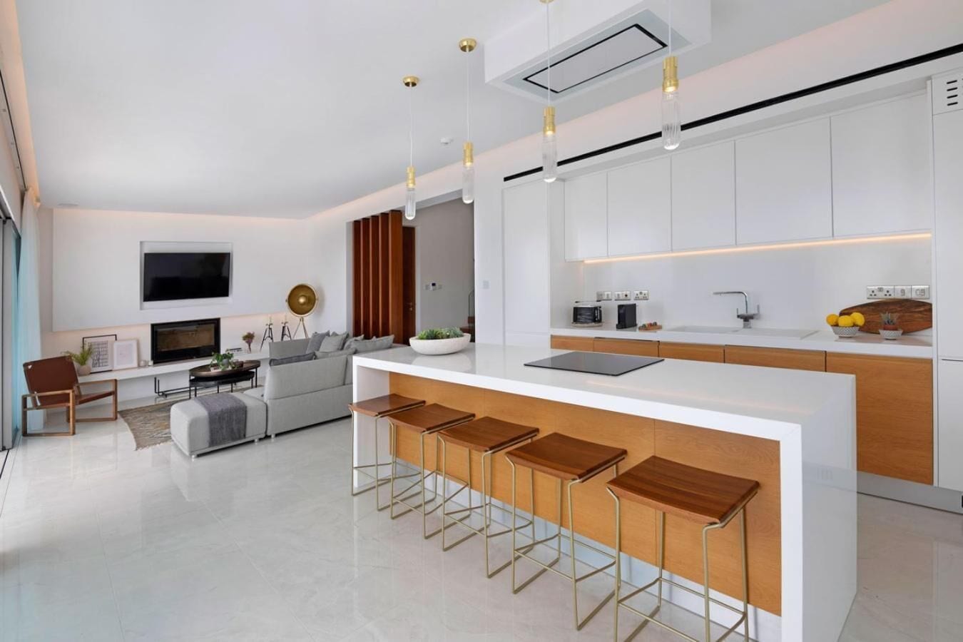 Full-sized fridge, microwave, oven, stovetop