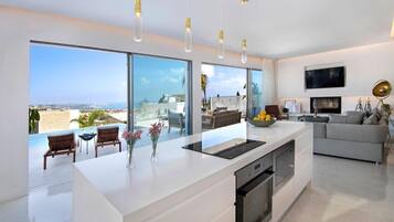 Full-sized fridge, microwave, oven, stovetop