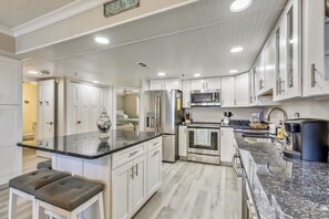 Microwave, oven, dishwasher, coffee/tea maker - XPLORIE ACTIVITIES & LINENS INCLUDED*!  PLAZA-2BR/enclosed den-Upgraded Direct Oceanfront Condo! (Ocean City)