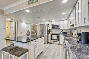 Microwave, oven, dishwasher, coffee/tea maker - XPLORIE ACTIVITIES & LINENS INCLUDED*!  PLAZA-2BR/enclosed den-Upgraded Direct Oceanfront Condo! (Ocean City)