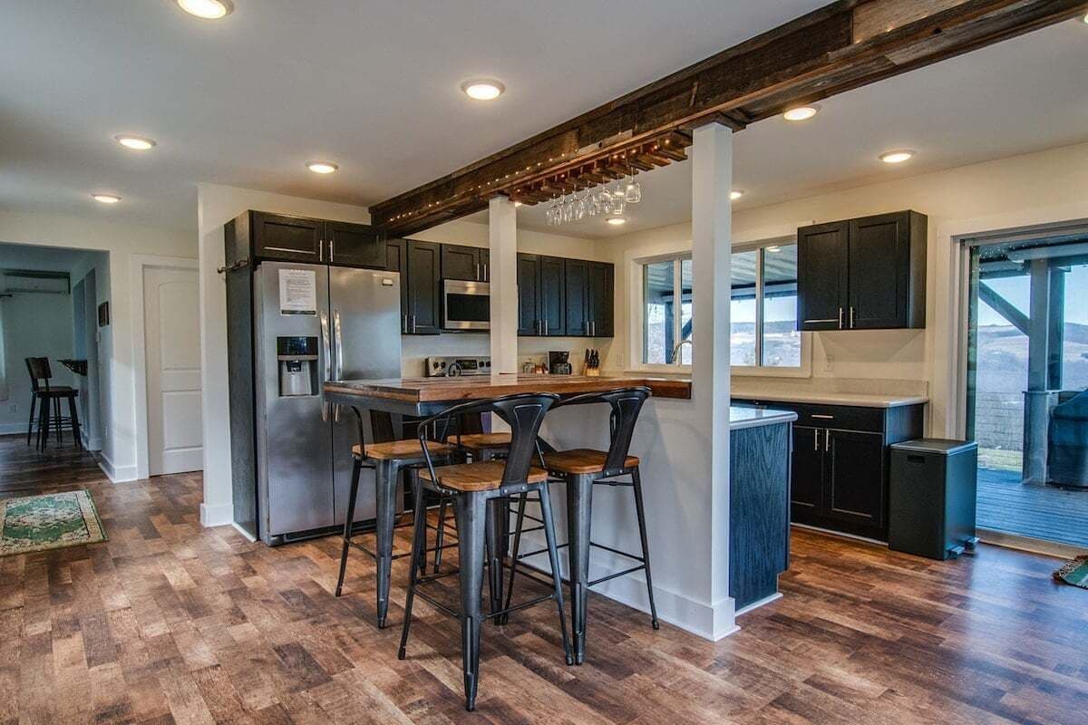 Jääkaappi, mikroaaltouuni, uuni, liesi