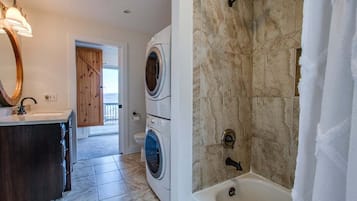 Badewanne, Haartrockner, Handtücher