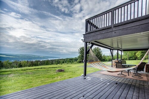 Call of the Bluff: pet friendly home with lakeview