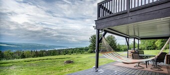 Call of the Bluff: pet friendly 3 bedroom home with lakeview