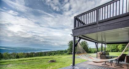 Call of the Bluff: pet friendly home with lakeview