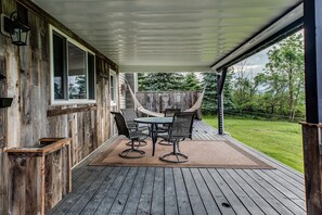 Outdoor dining - Call of the Bluff: pet friendly home with lakeview (Hammondsport)