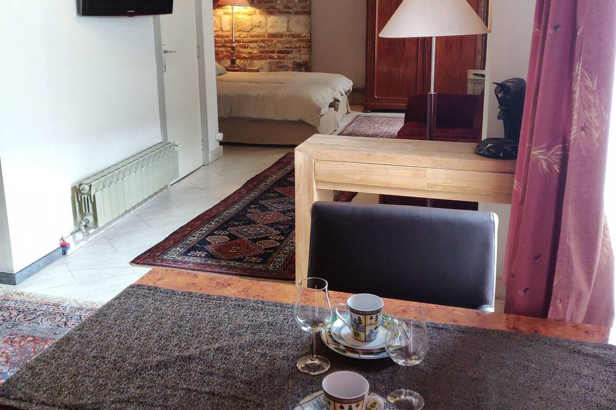 Studio | Living area | Flat-screen TV