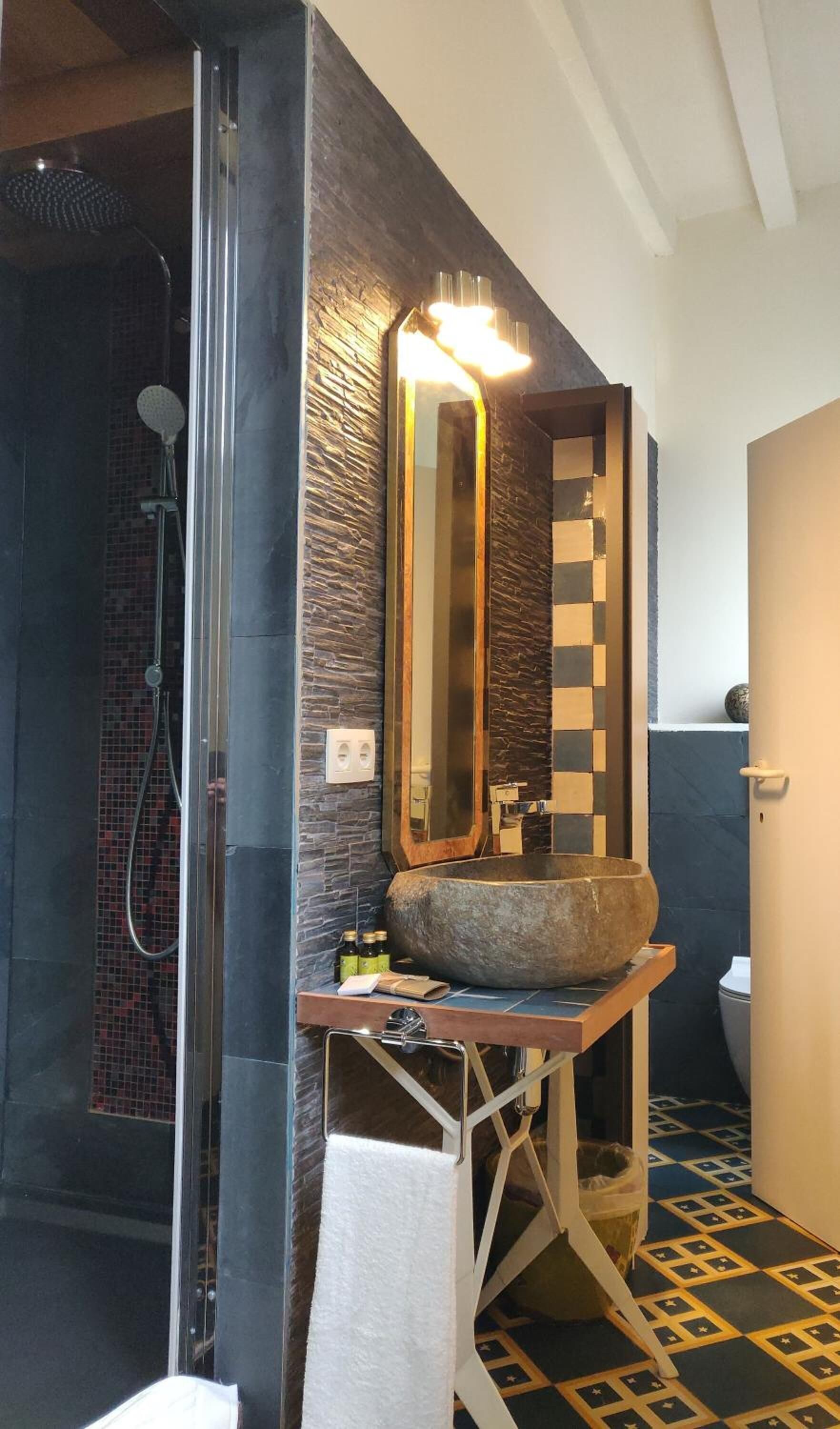 Gratis toiletartikelen, een haardroger, pantoffels, handdoeken