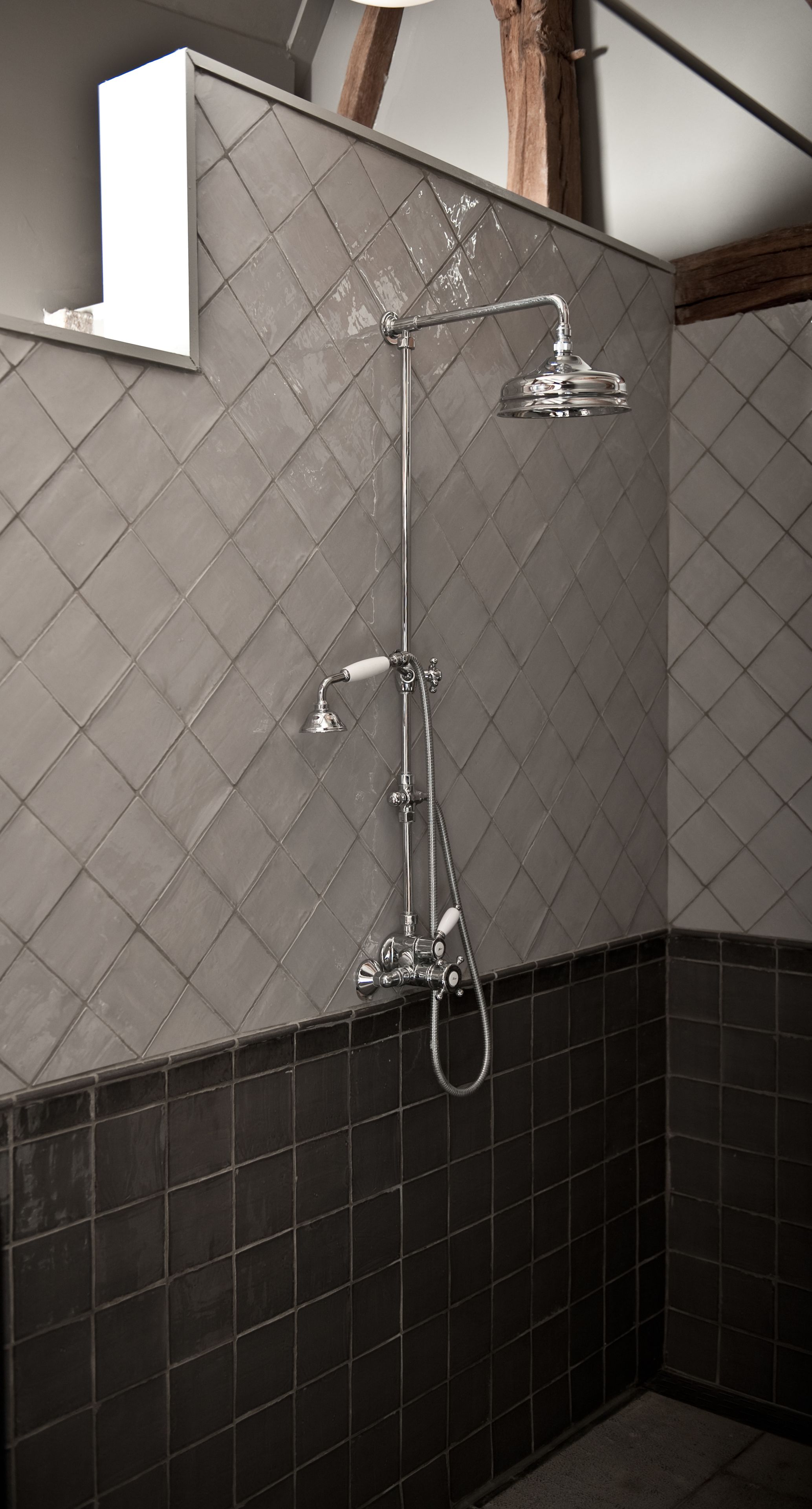 Eine Dusche mit Handbrause und Deckenstrahl