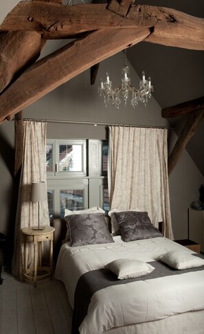 Chambre Deluxe double | Fer et planche à repasser, accès au Wi-Fi (inclus), literie fournie