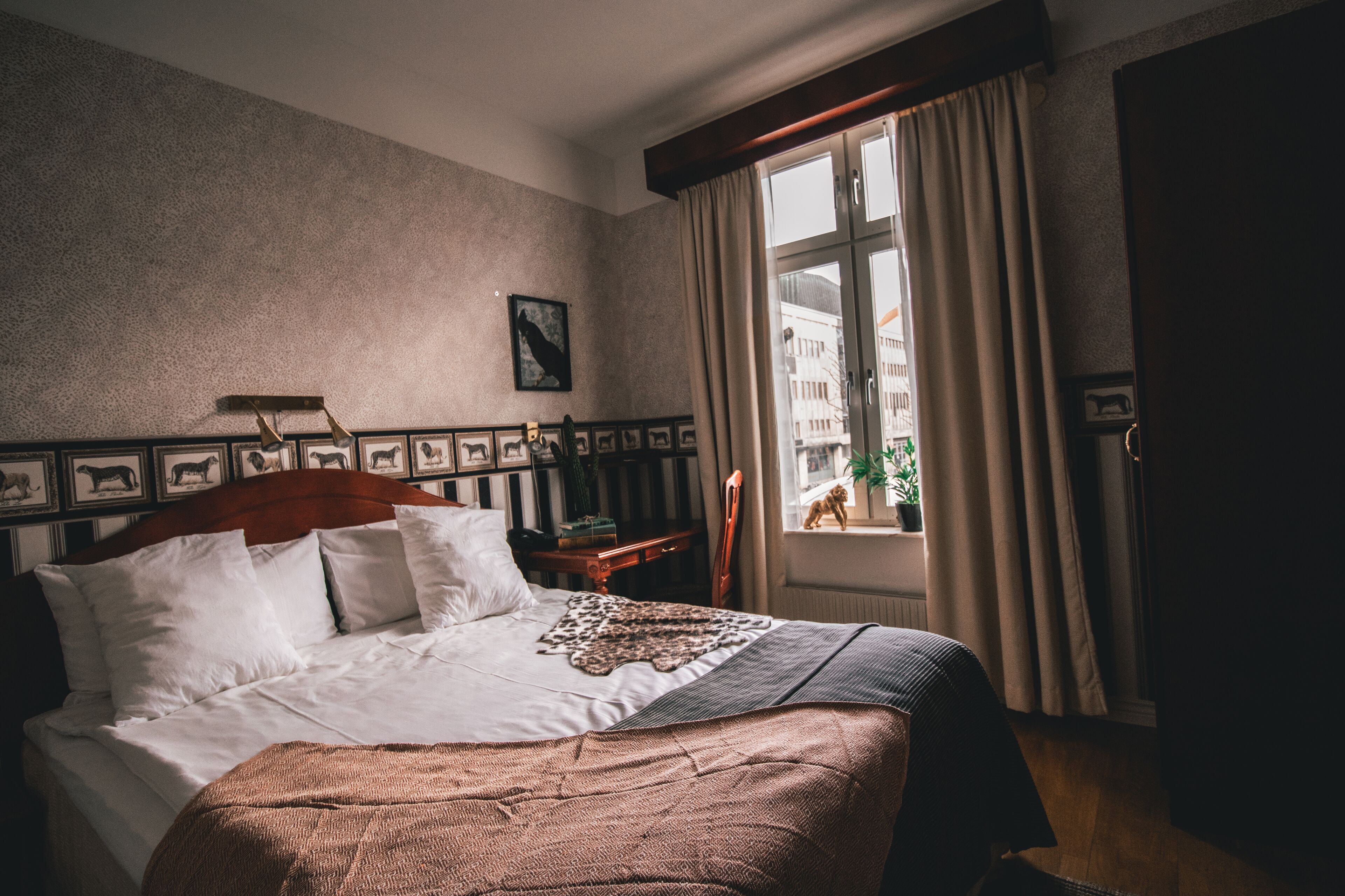 standard double room | in-room safe, individually decorated, individually furnished, desk