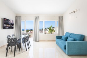 Comfort bungalow | Woonkamer | Een 40-inch flatscreentelevisie met kabelzenders en televisie