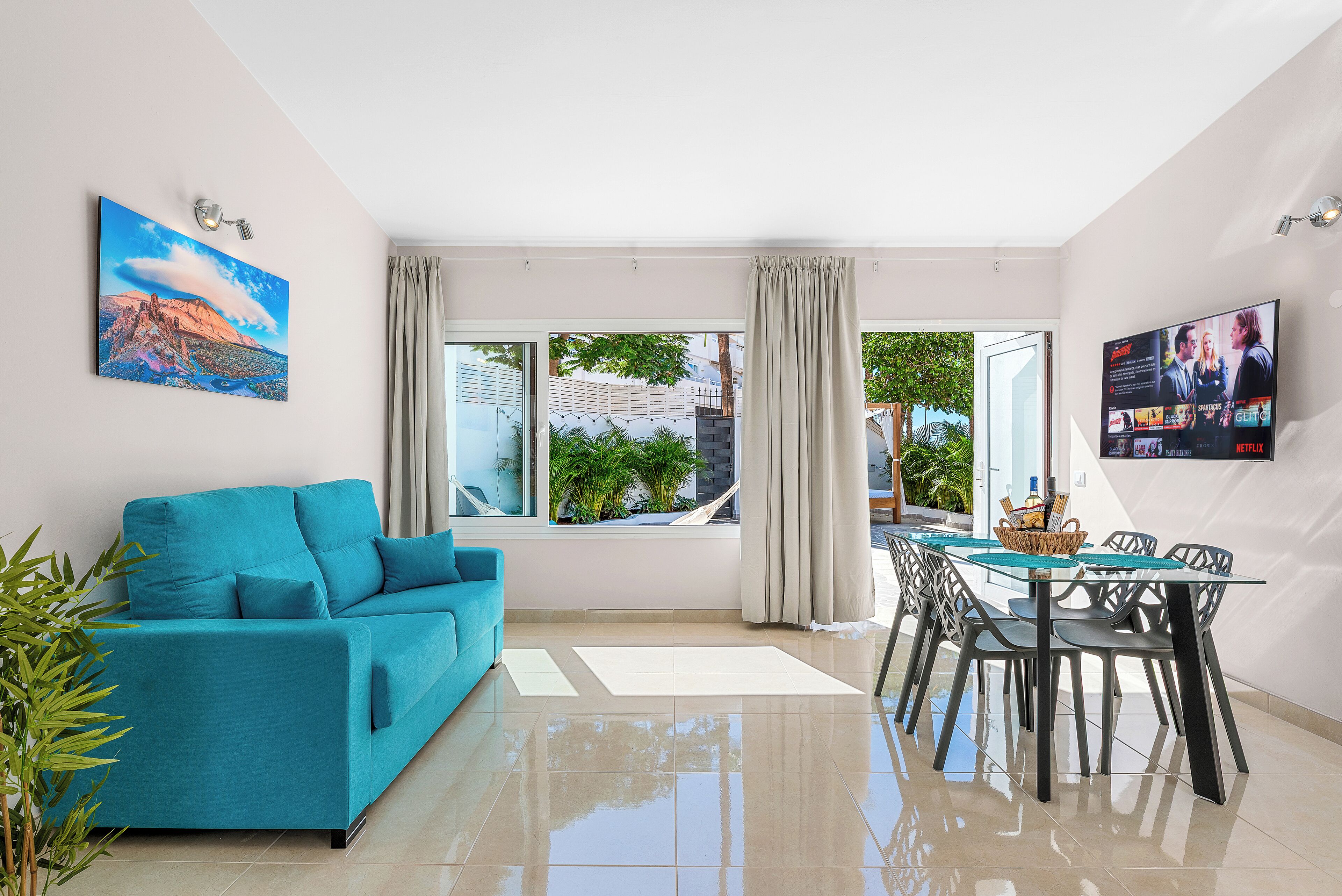 Bungalow Superior, 2 phòng ngủ, bồn tắm nước nóng | Khu phòng khách | TV màn hình phẳng 40-inch có truyền hình cáp, TV 