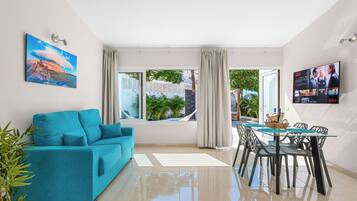 Superior Bungalow, 2 Bedrooms, Hot Tub | Living area
