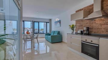 Frigorífico grande, microondas, horno y placa de cocina