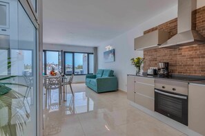 大型冰箱、微波爐、烤箱、爐台