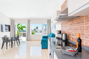 Premium-Bungalow, 2 Schlafzimmer, Whirlpool, Meerblick | Wohnbereich | 40-Zoll-Flachbildfernseher mit Kabelempfang, Fernseher