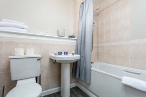 Classic Apartment, 2 Bedrooms, Non Smoking | Bathroom | Combined shower/bathtub, free toiletries, hair dryer, towels - Isla Retreat – Donnini Apartments (Ayr)