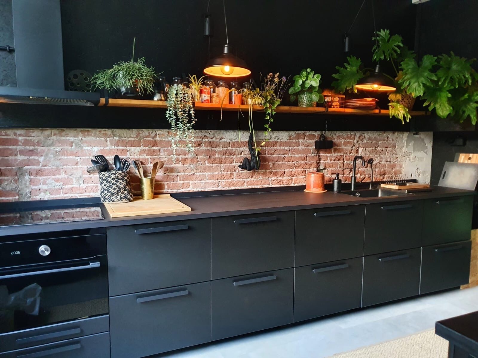 Een magnetron, een oven, een vaatwasser