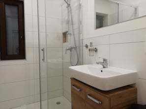 Shower, hair dryer, towels - Cozy apartment on the beautiful harbor of Wiesbaden-Schierstein (Wiesbaden)