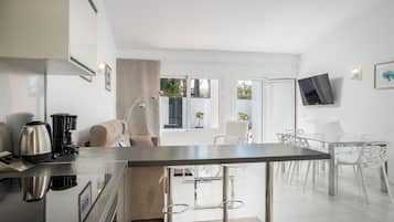 Apartamento, 2 habitaciones, terraza | Cocina privada | Frigorífico grande, microondas, horno y placa de cocina