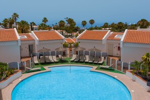 Een buitenzwembad, open van 09.30 uur tot 17.30 uur, en ligstoelen