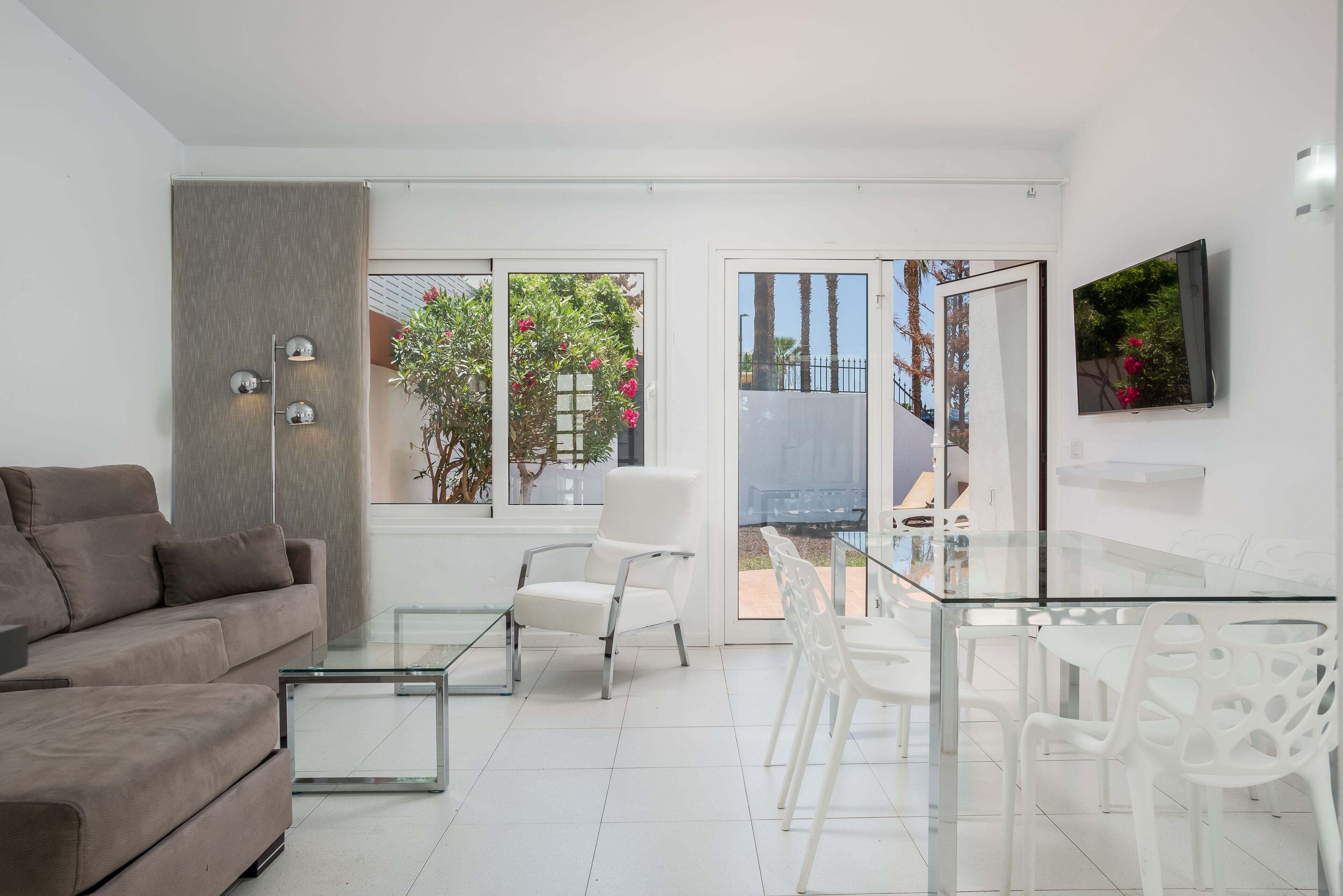 Apartamento, 2 quartos, terraço | Sala de estar | TV de tela plana