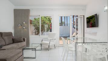 Apartamento, 2 quartos, terraço | Sala de estar | TV de tela plana
