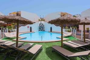 Een buitenzwembad, open van 09.30 uur tot 17.30 uur, en ligstoelen