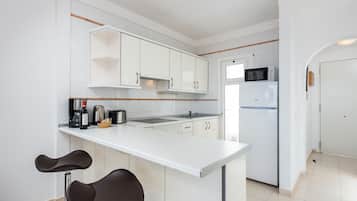 Departamento panorámico, 1 habitación | Cocina privada | Refrigerador con congelador, microondas, horno y parrilla de estufa