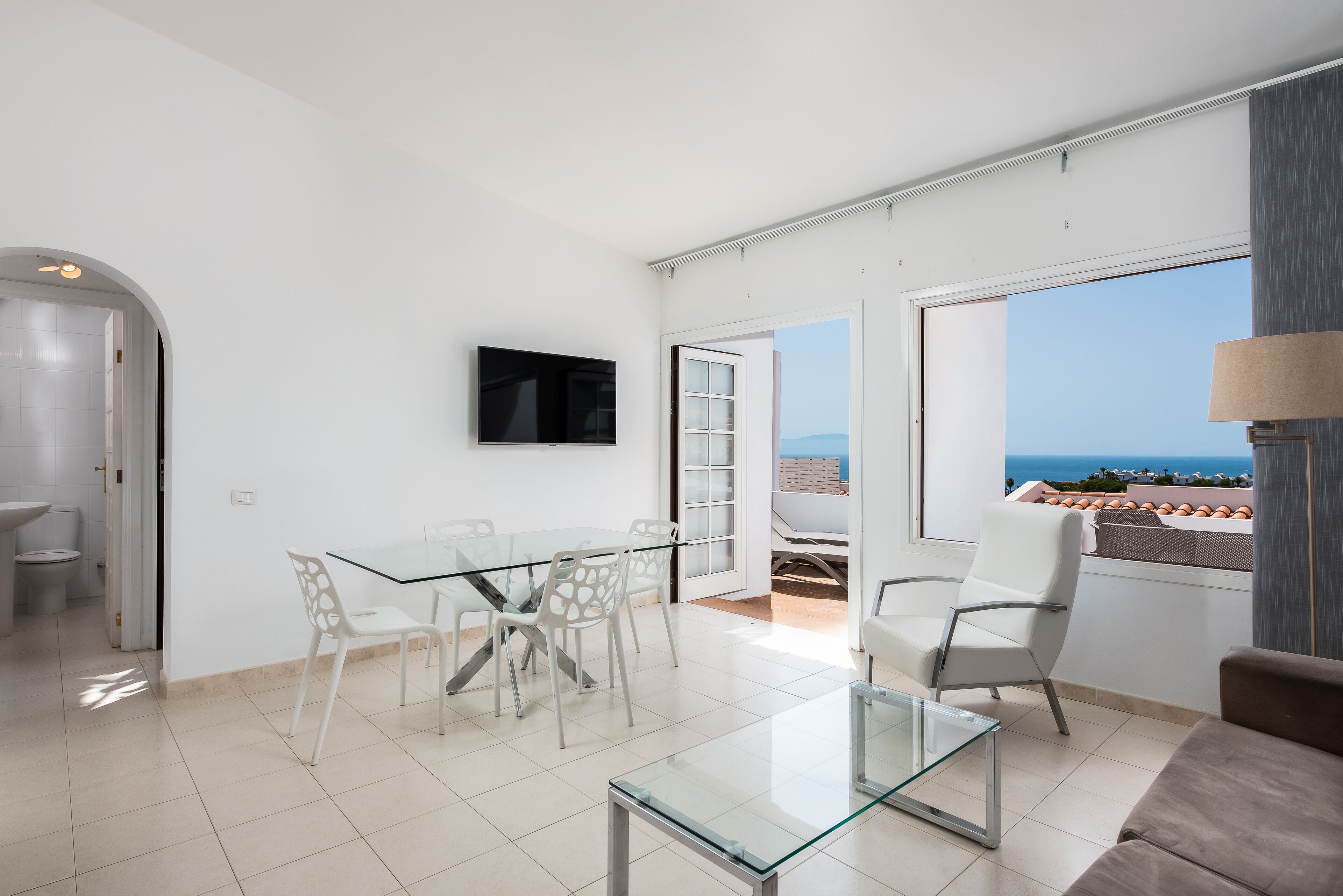 Apartamento panorámico, 1 habitación, vistas al mar | Sala de estar | Una televisión de pantalla plana