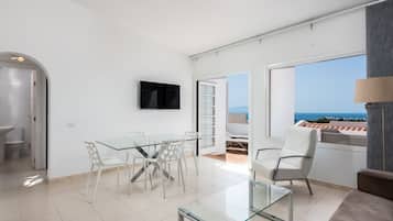 Apartamento panorámico, 1 habitación, vistas al mar | Sala de estar | Una televisión de pantalla plana