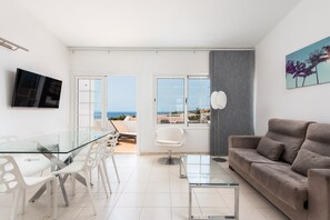 Panorama appartement, 2 slaapkamers | Woonkamer | Flatscreentelevisie