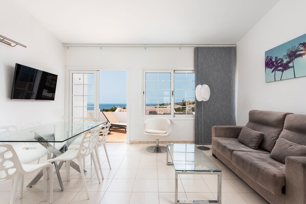 Panorama appartement, 2 slaapkamers | Woonkamer | Flatscreentelevisie