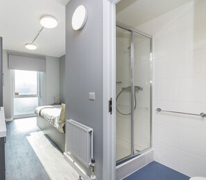 Habitació doble estàndard | Bany | Dutxa, articles de tocador gratuïts, tovalloles i sabó 