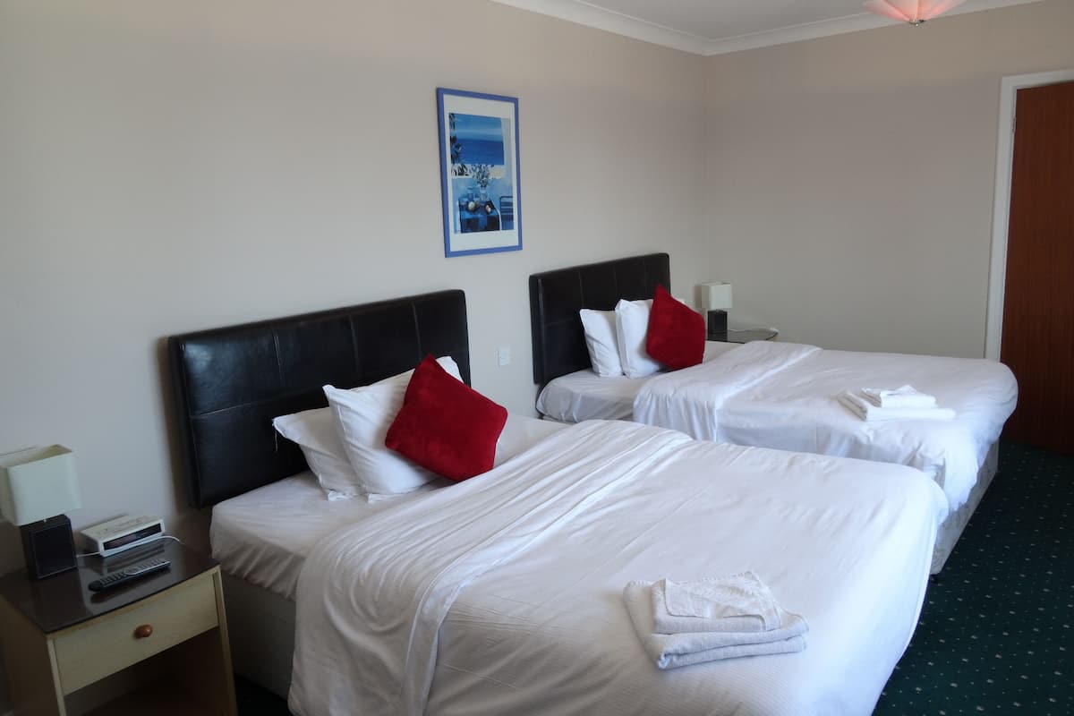 Quadruple Room, 2 Double Beds, Ensuite | Desk, iron/ironing board, free WiFi, bed sheets