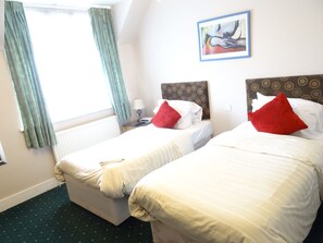 Desk, iron/ironing board, free WiFi, bed sheets - AJ Lodge (Slough)