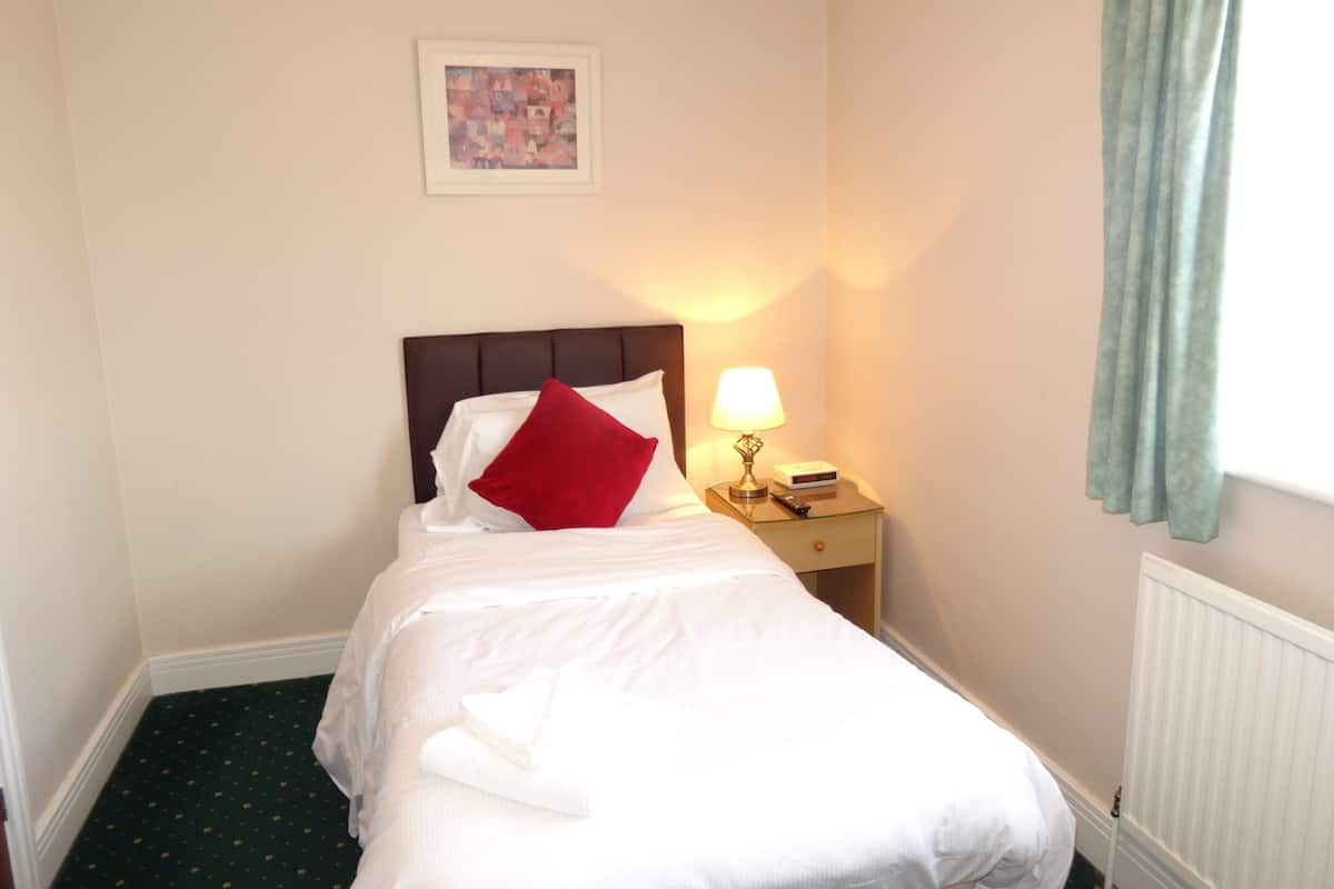 Single Room, Shared Bathroom | Desk, iron/ironing board, free WiFi, bed sheets