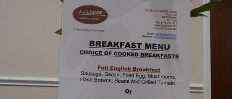 Menú de desayuno en A J Lodge, con opciones como desayuno inglés completo, huevos con tocino o salchicha, o cualquier combinación.