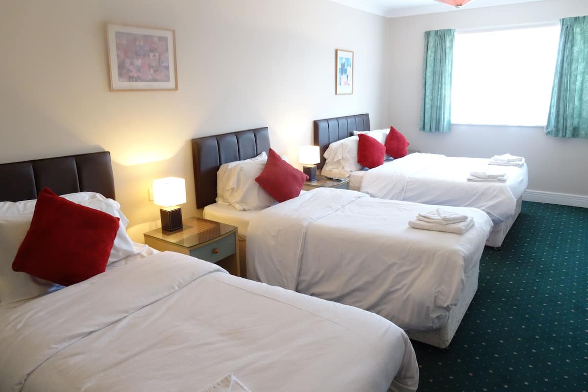 Quadruple Room, Ensuite | Desk, iron/ironing board, free WiFi, bed sheets