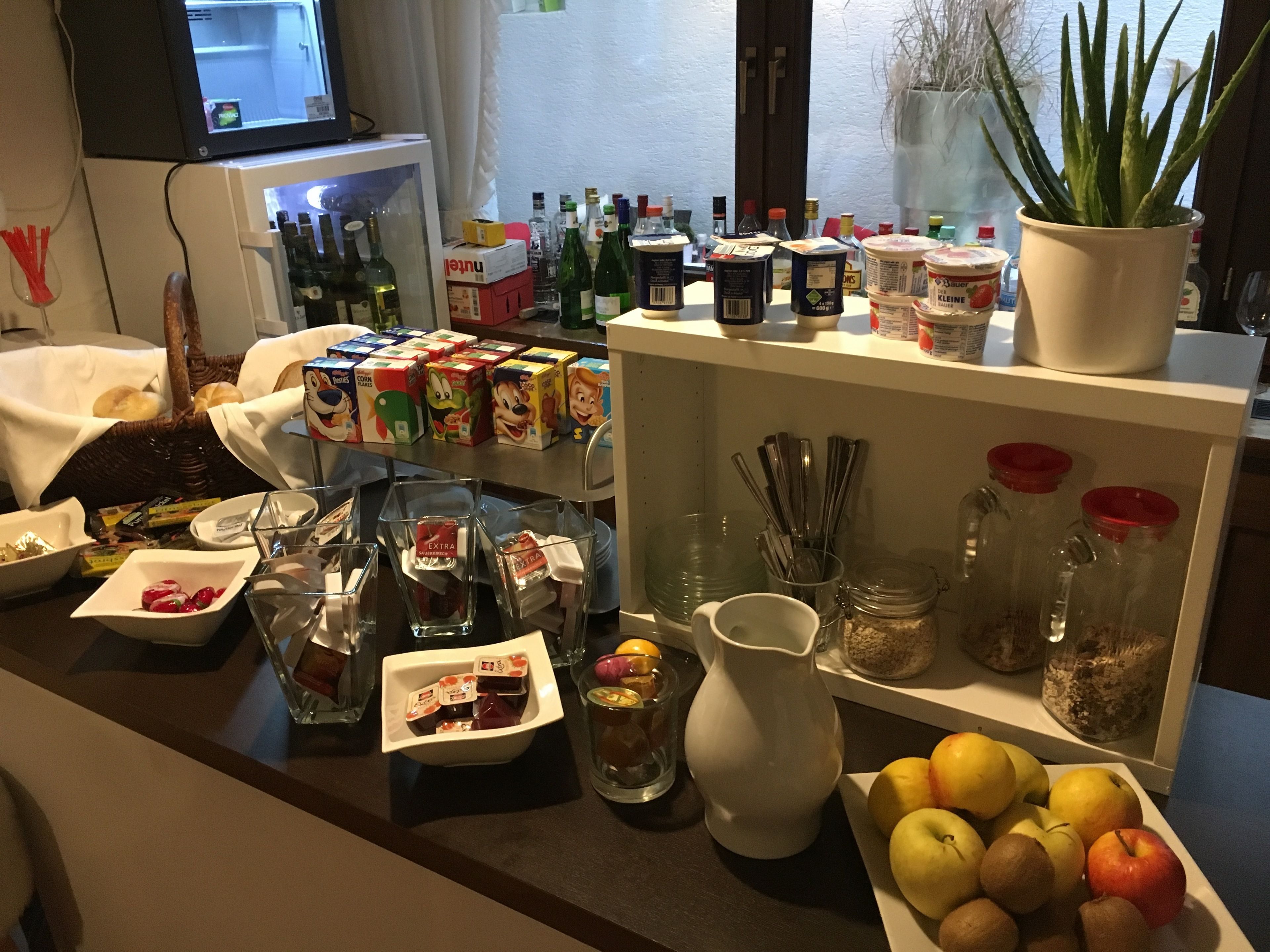 Un bufé de desayuno con diversas opciones de comida, bebidas y salsas.