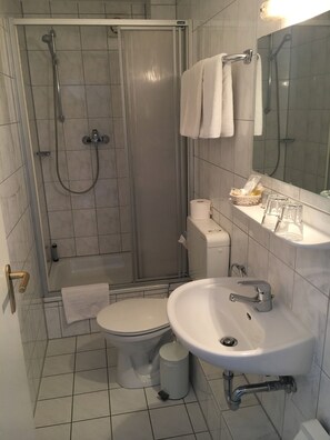 Kostenlose Toilettenartikel, Haartrockner, Seife, Shampoo